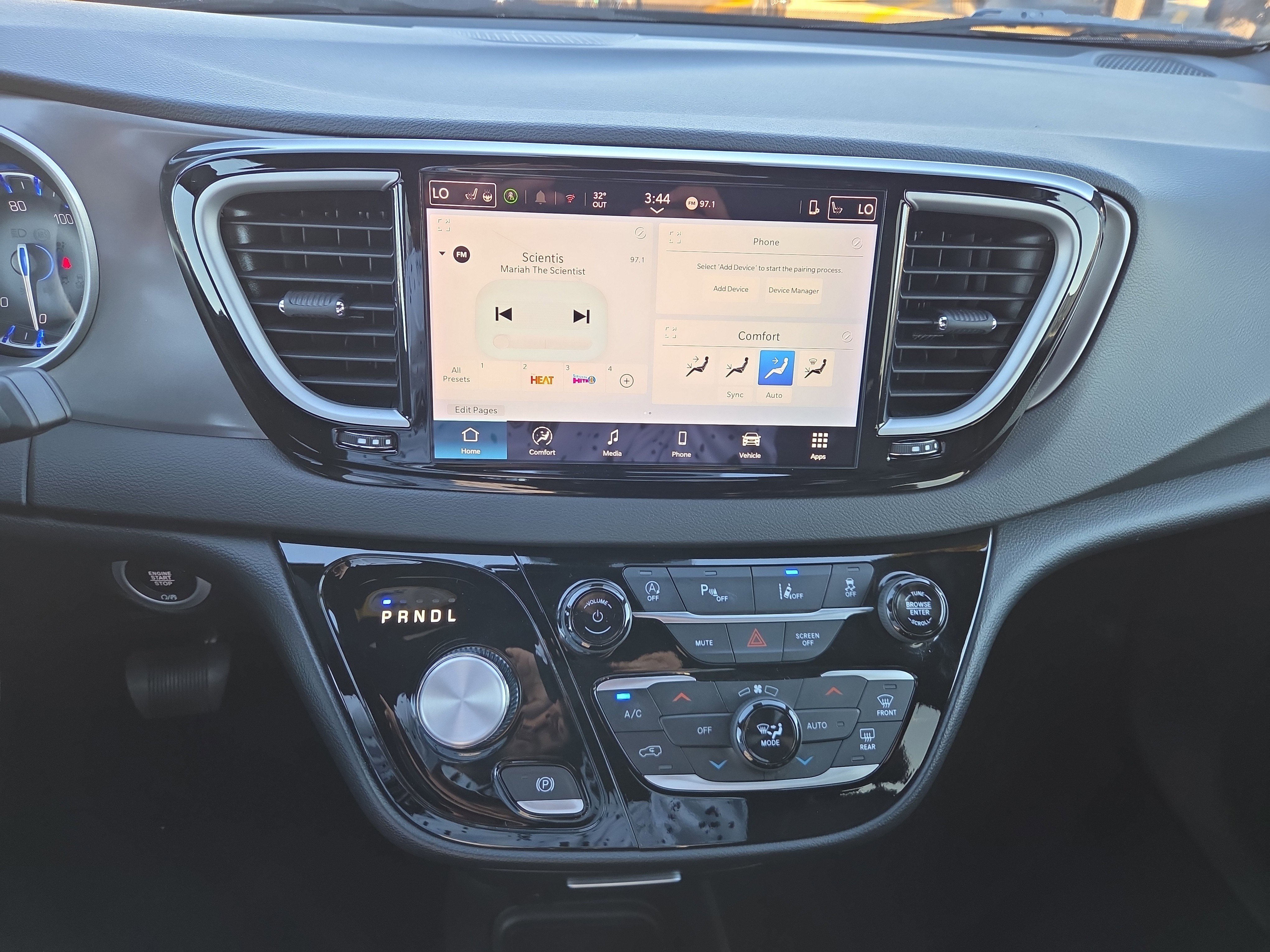 Used 2025 Chrysler Pacifica Select image 15