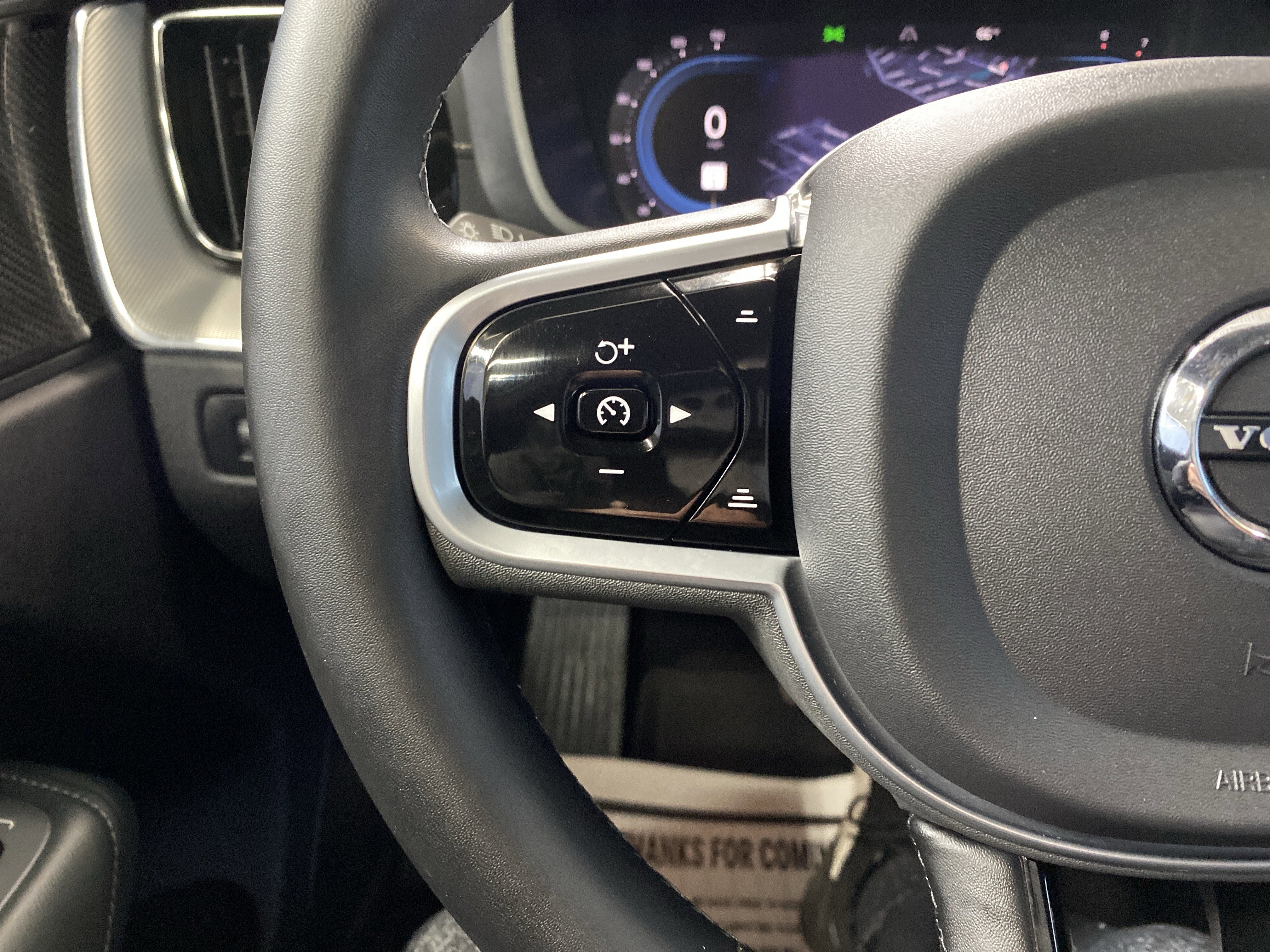 Used 2022 Volvo XC60 B5 R-Design image 19