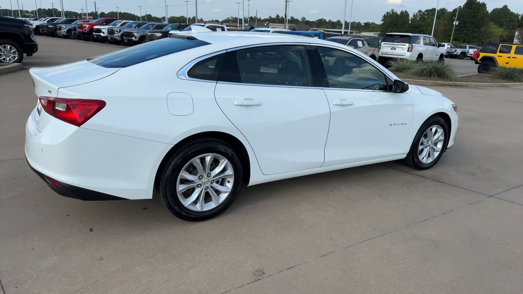 Used 2025 Chevrolet Malibu LT FWD image 9