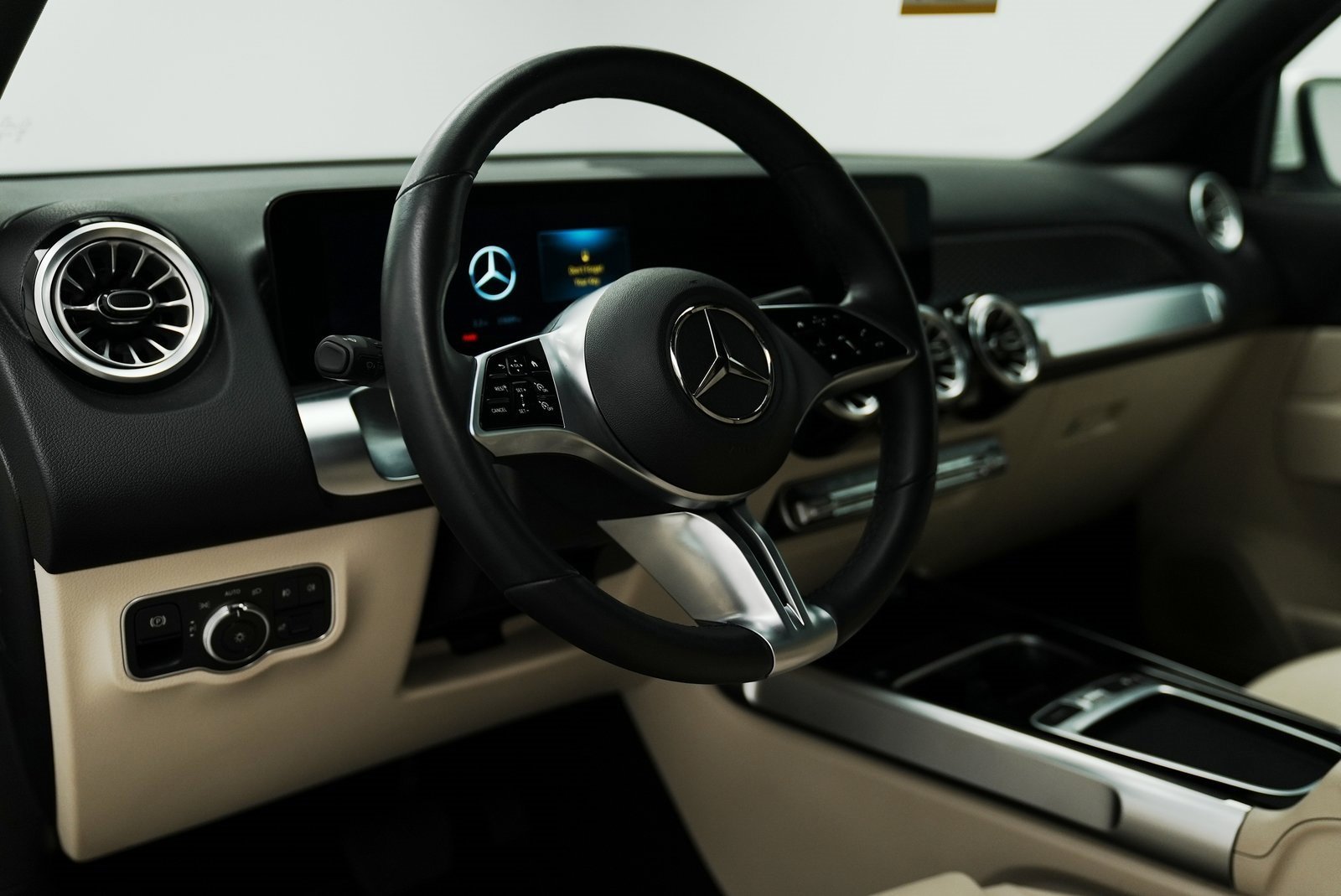 Used 2025 Mercedes-Benz GLB 250 4MATIC image 21