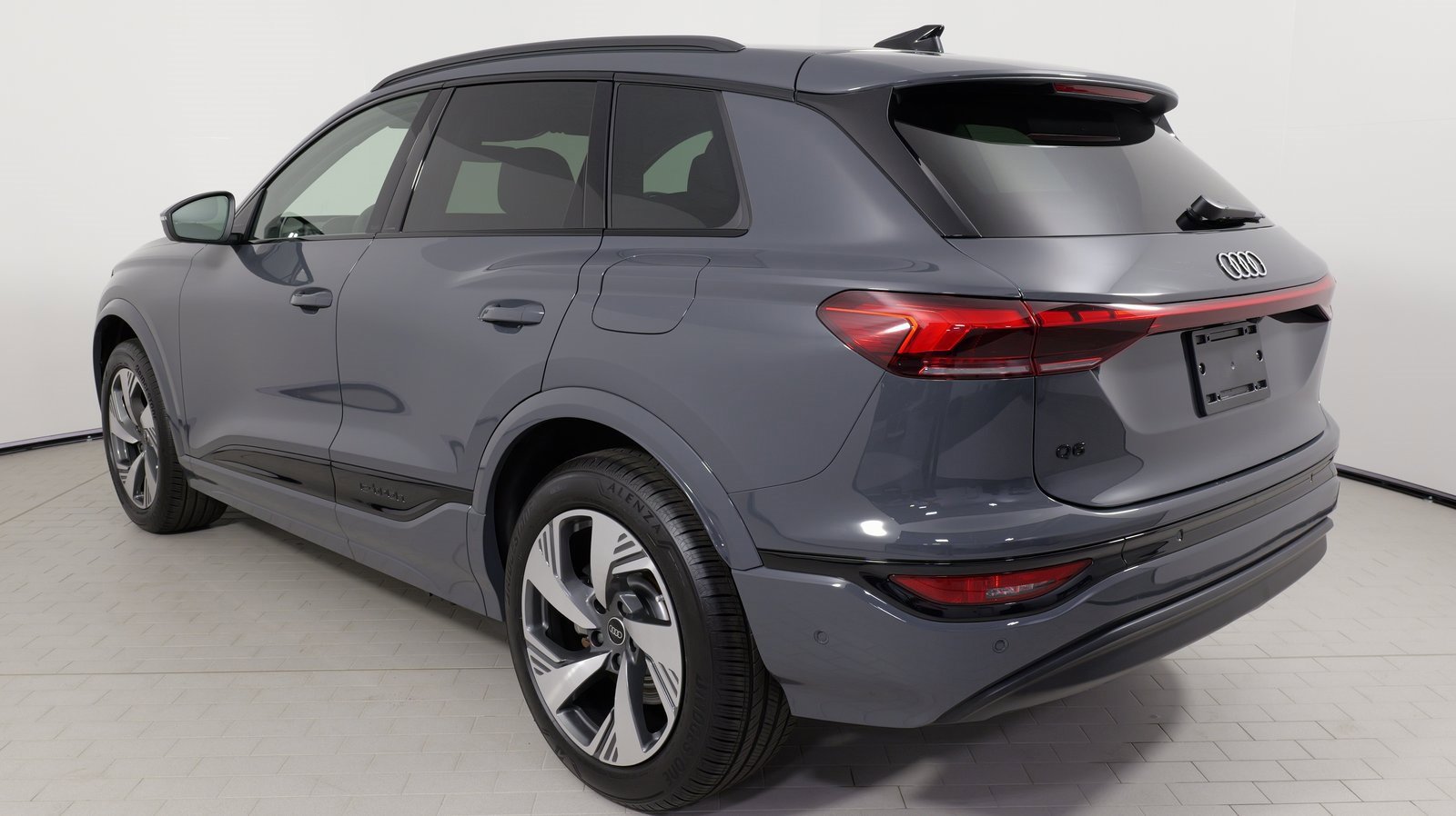 Used 2025 Audi Q6 e-tron Premium image 17