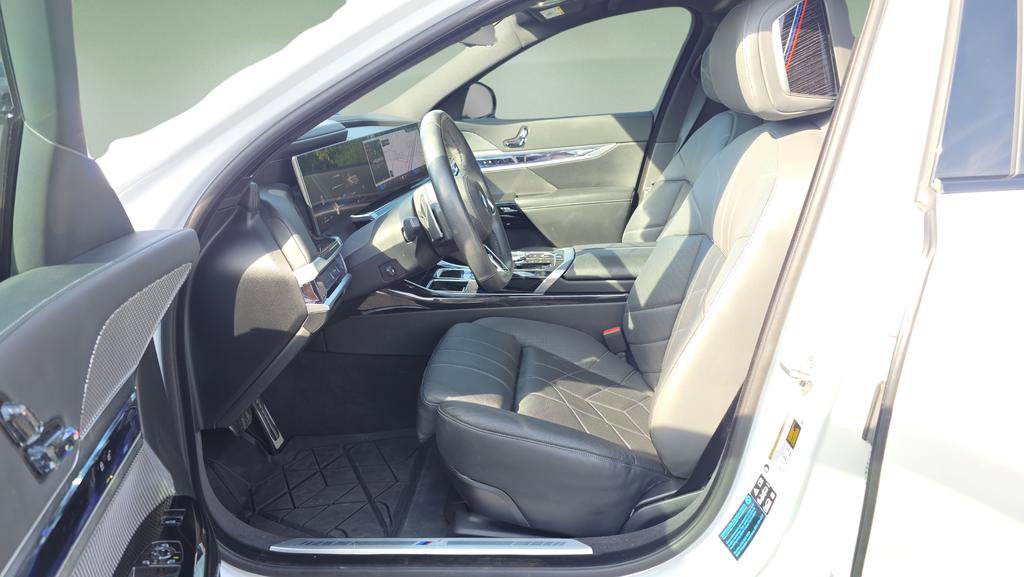 Used 2025 BMW 760i xDrive w/ Premium Package image 18