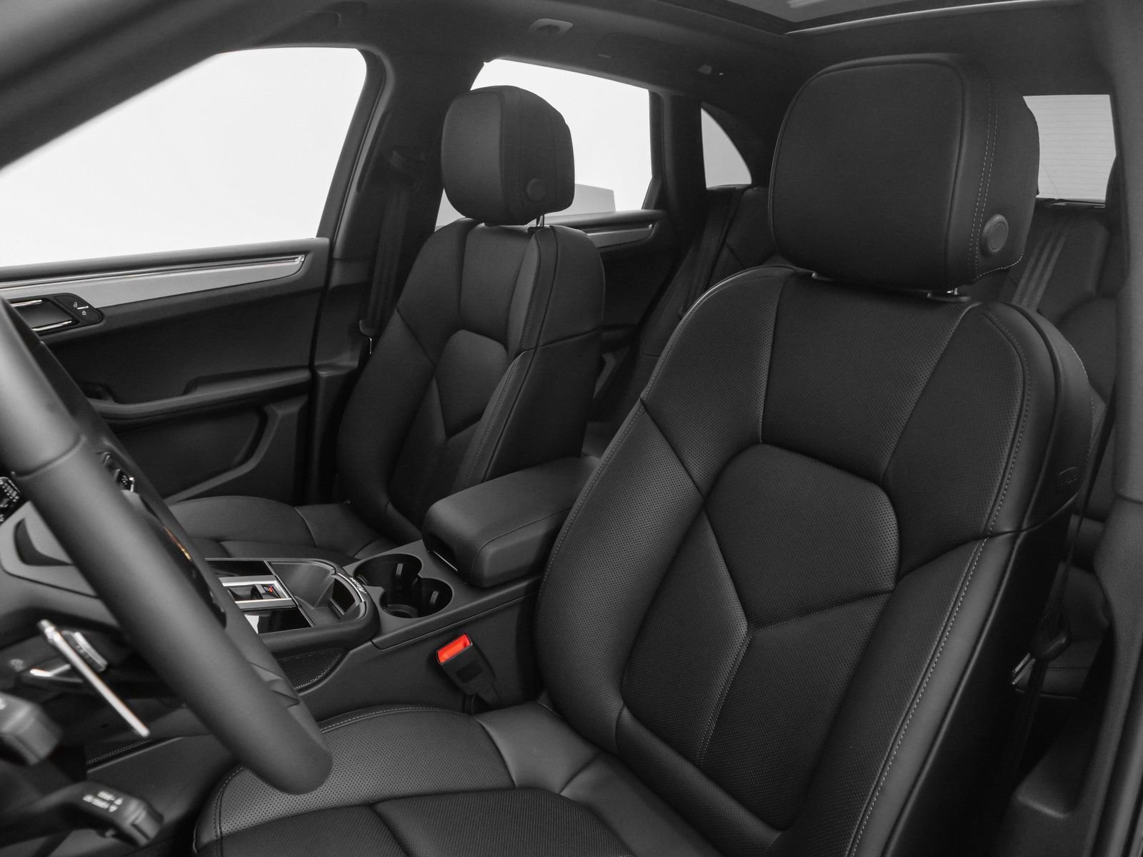 Certified 2025 Porsche Macan image 5