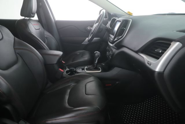 Used 2018 Jeep Cherokee Trailhawk w/ Quick Order Package 25L AWD/4WD image 32