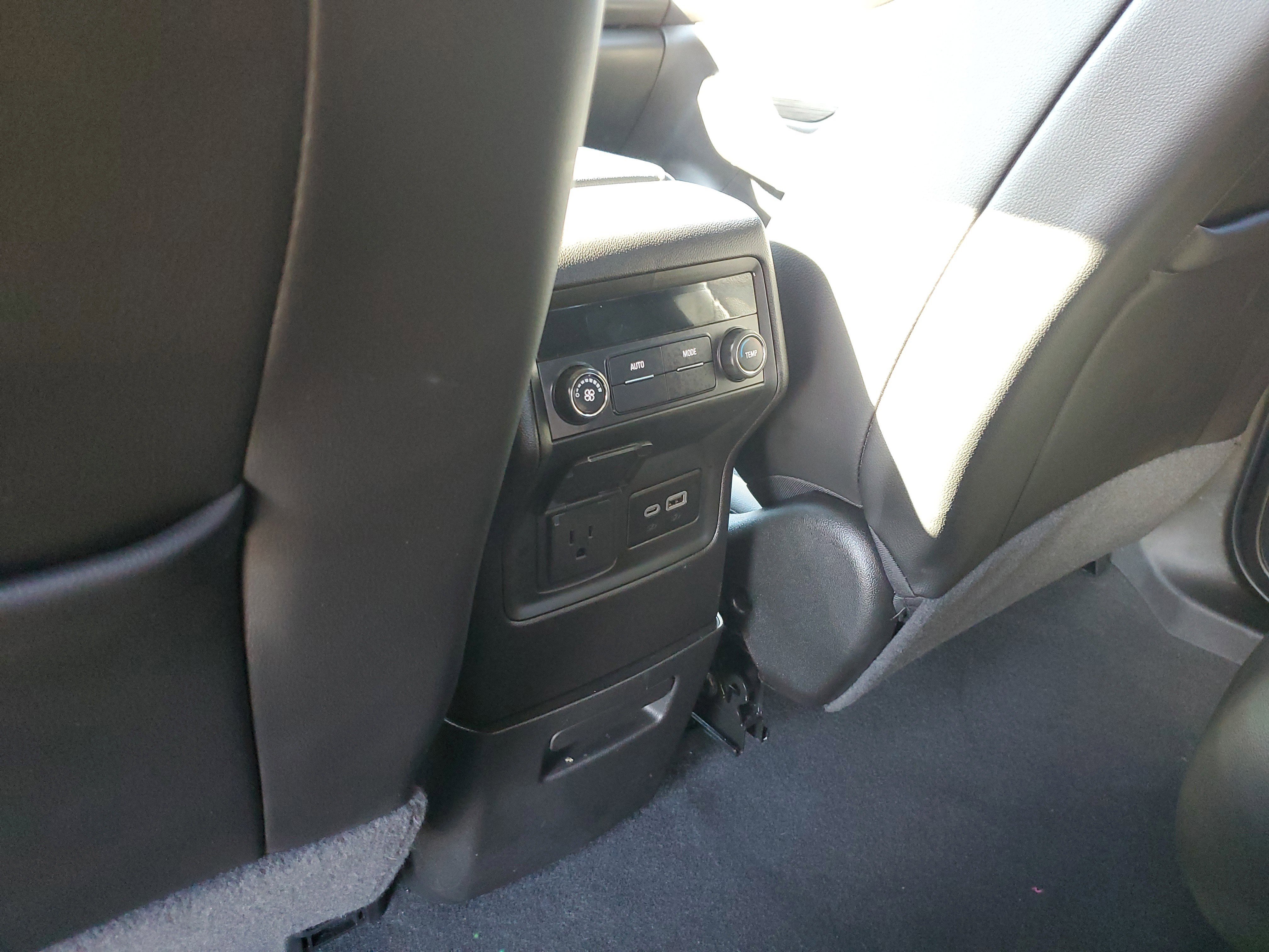 Used 2023 GMC Acadia SLT image 16