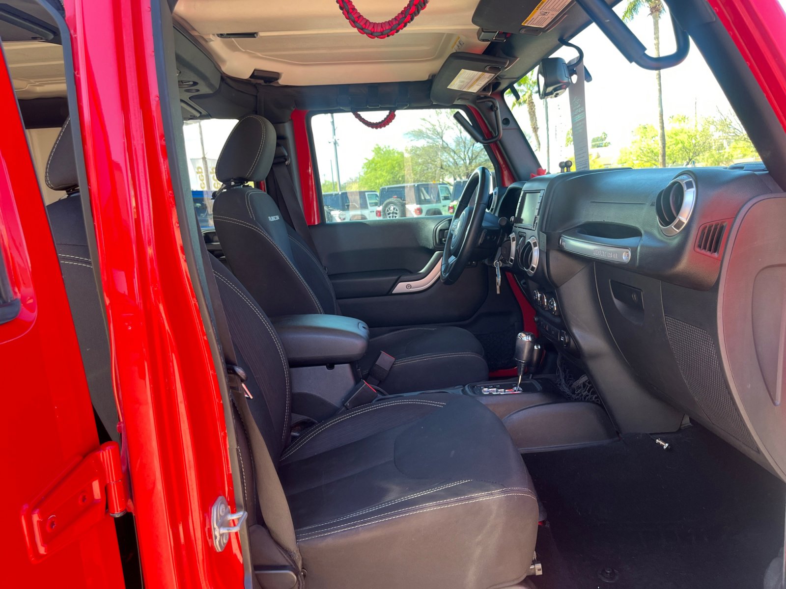 Used 2017 Jeep Wrangler Unlimited Rubicon w/ Connectivity Group image 19