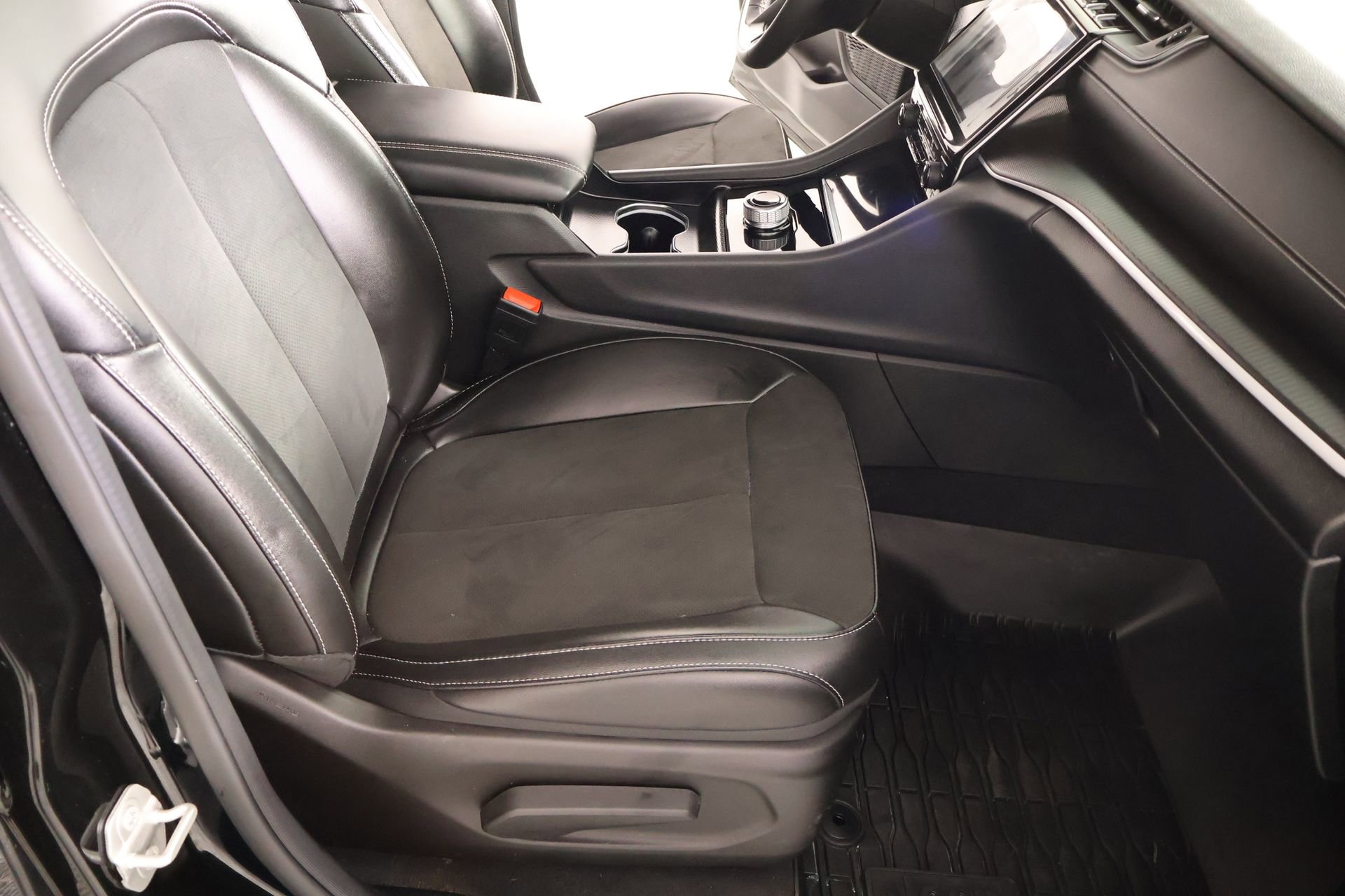 Used 2024 Jeep Grand Cherokee L Altitude RWD image 14