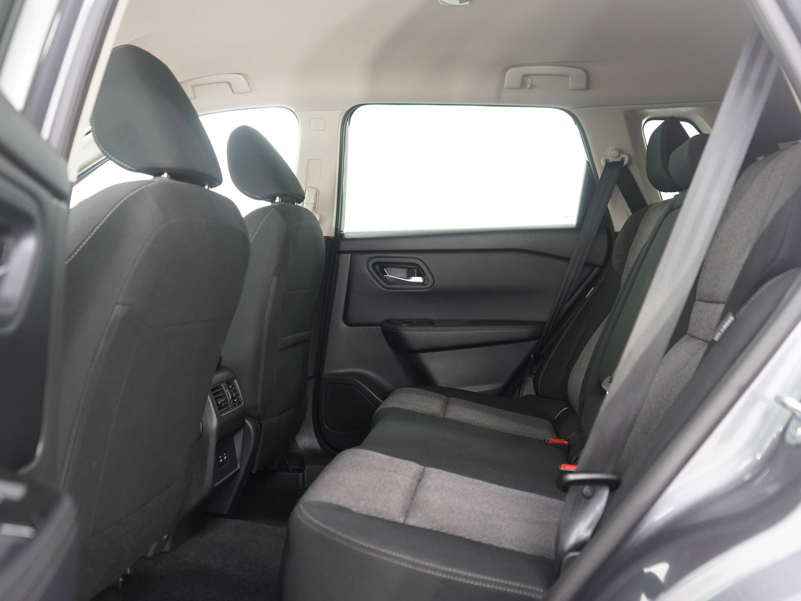 Used 2025 Nissan Rogue SV image 19