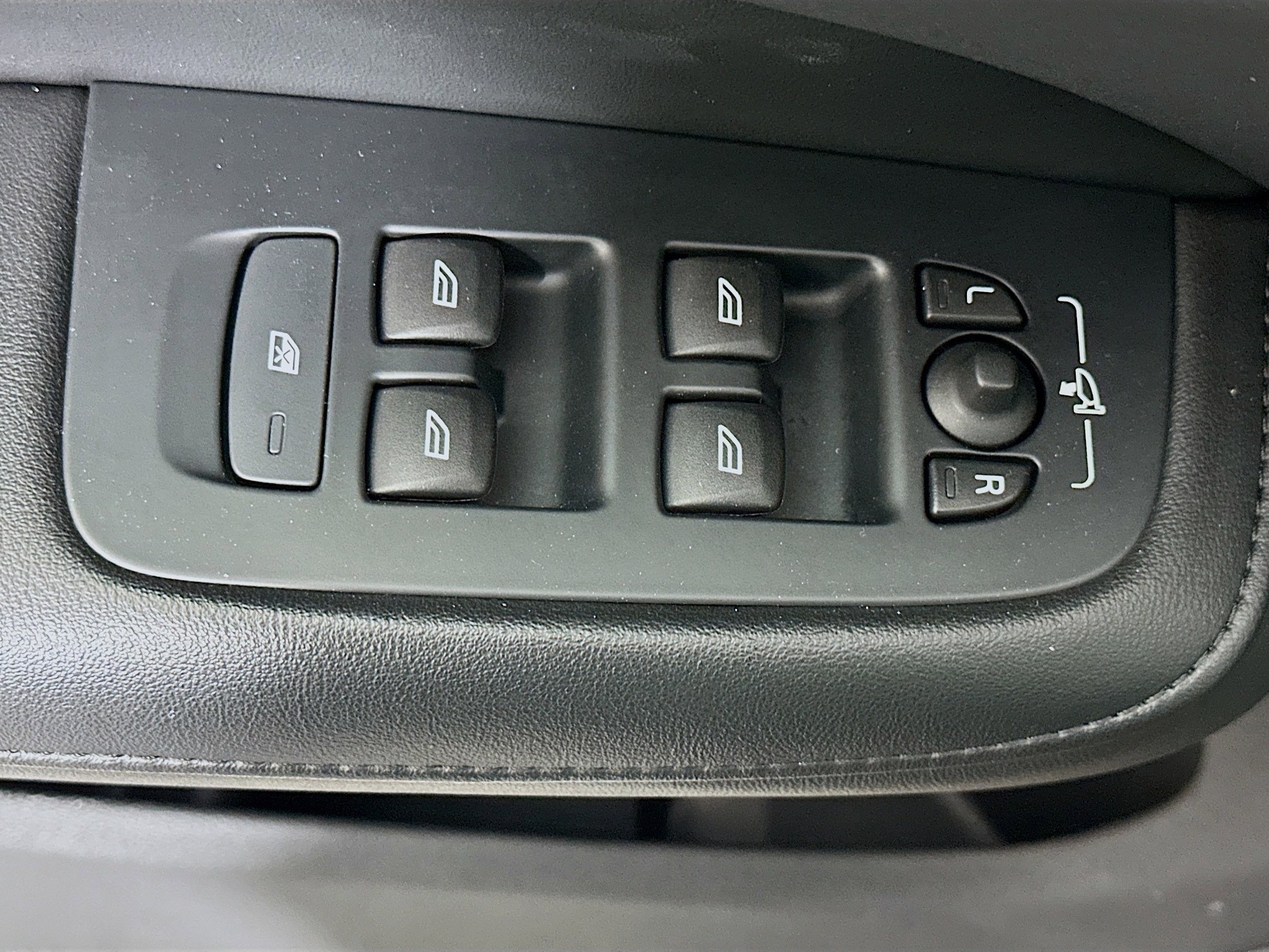 Used 2024 Volvo S60 B5 Core image 15