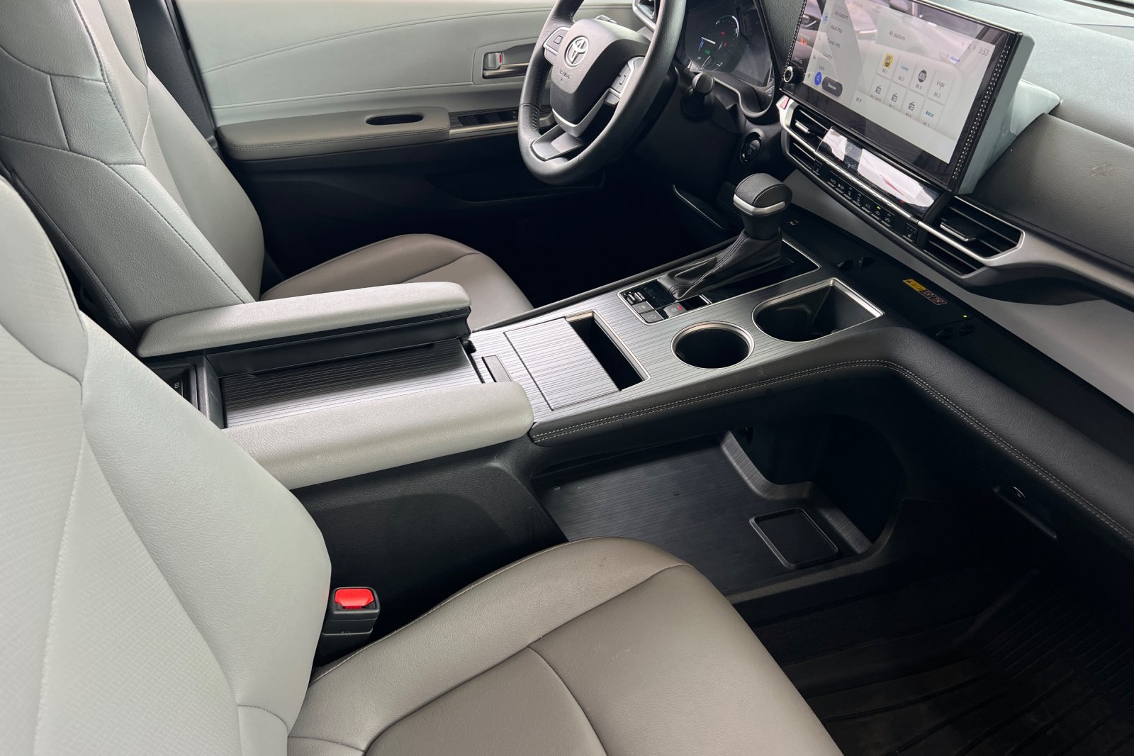 Certified 2025 Toyota Sienna XLE FWD image 17