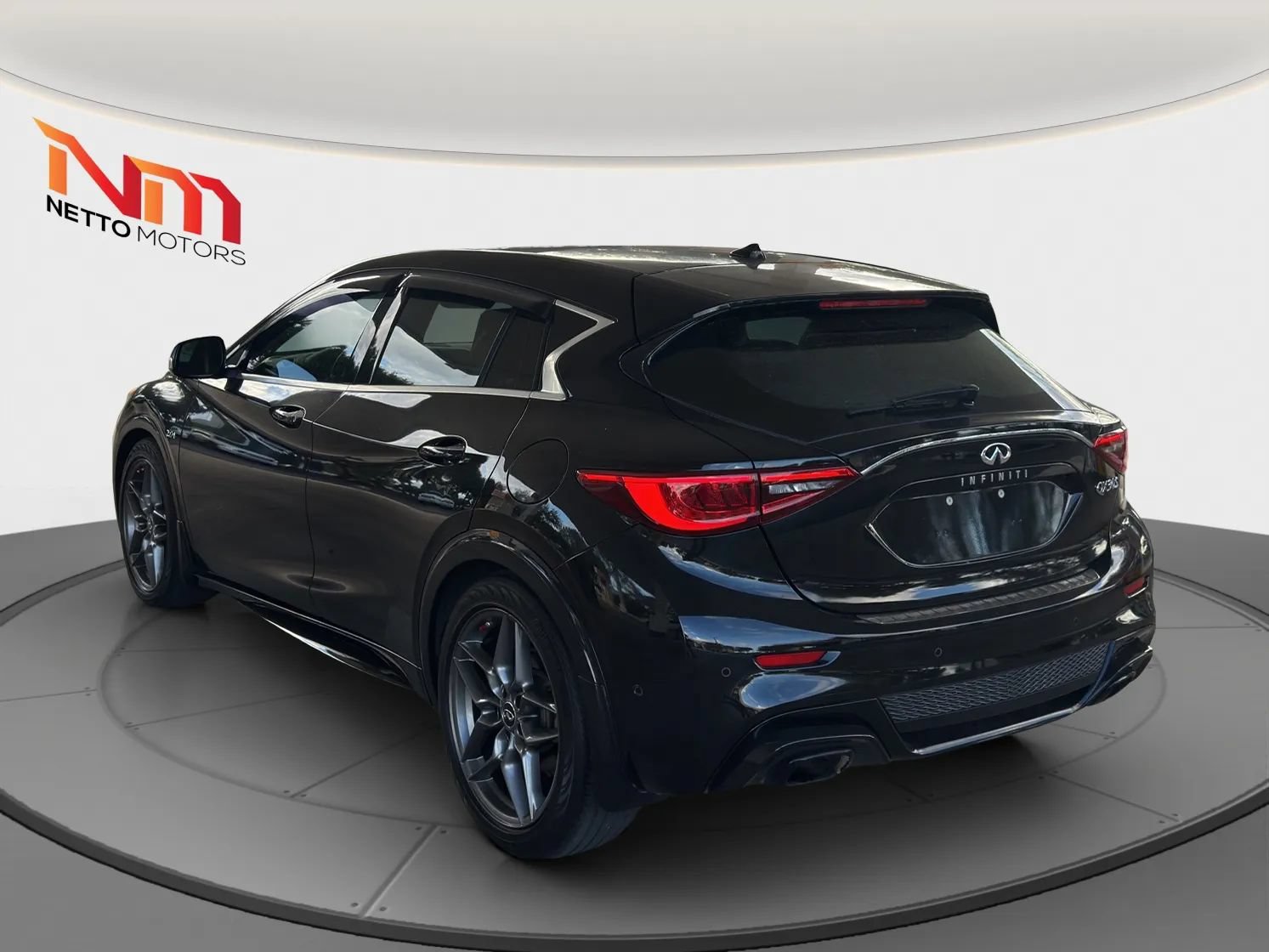 Used 2017 INFINITI QX30 Sport w/ Sport Leather Package FWD image 3