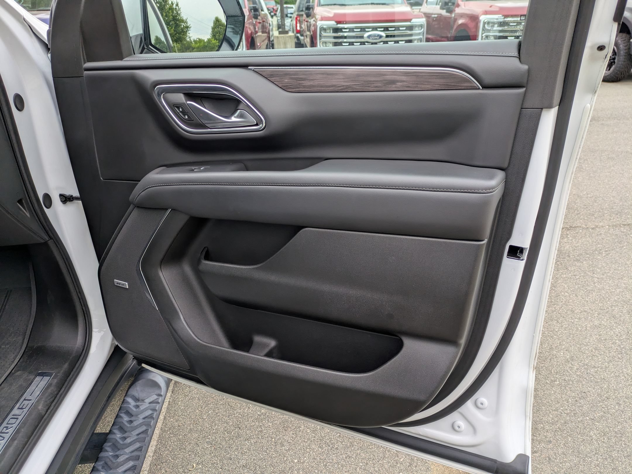 Used 2023 Chevrolet Tahoe Z71 w/ Luxury Package AWD/4WD image 40