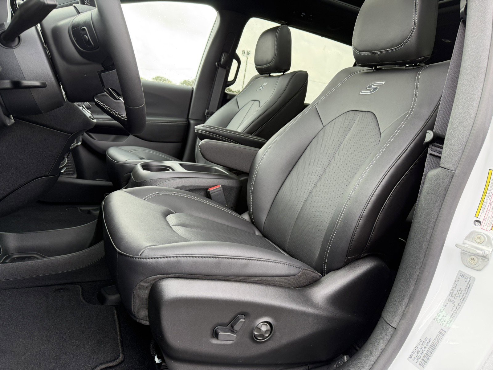New 2026 Chrysler Pacifica Select FWD image 18