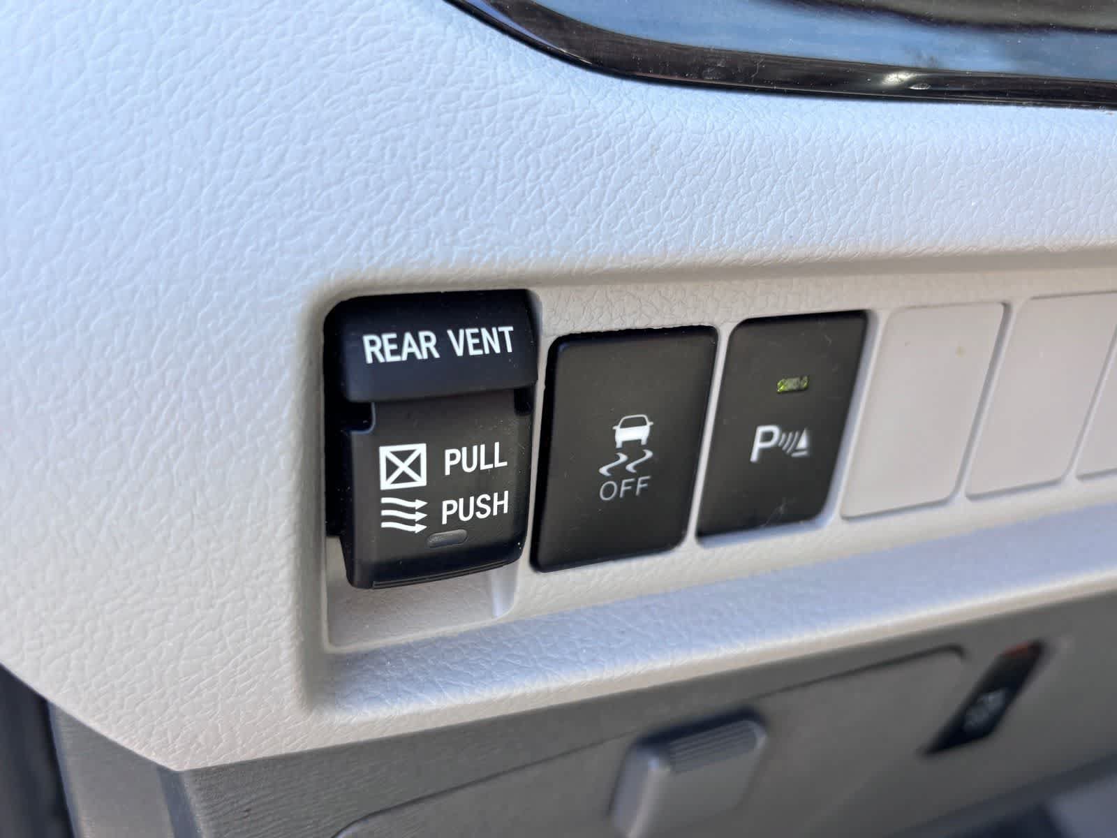 Used 2020 Toyota Sienna XLE w/ XLE Navigation Package FWD image 17