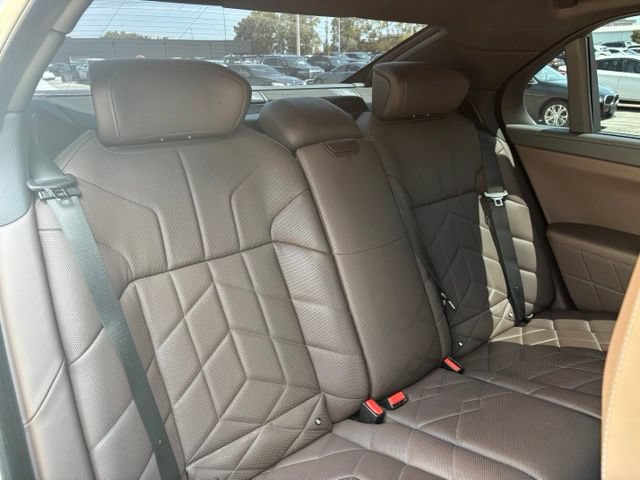Used 2024 BMW i7 xDrive60 AWD/4WD image 32
