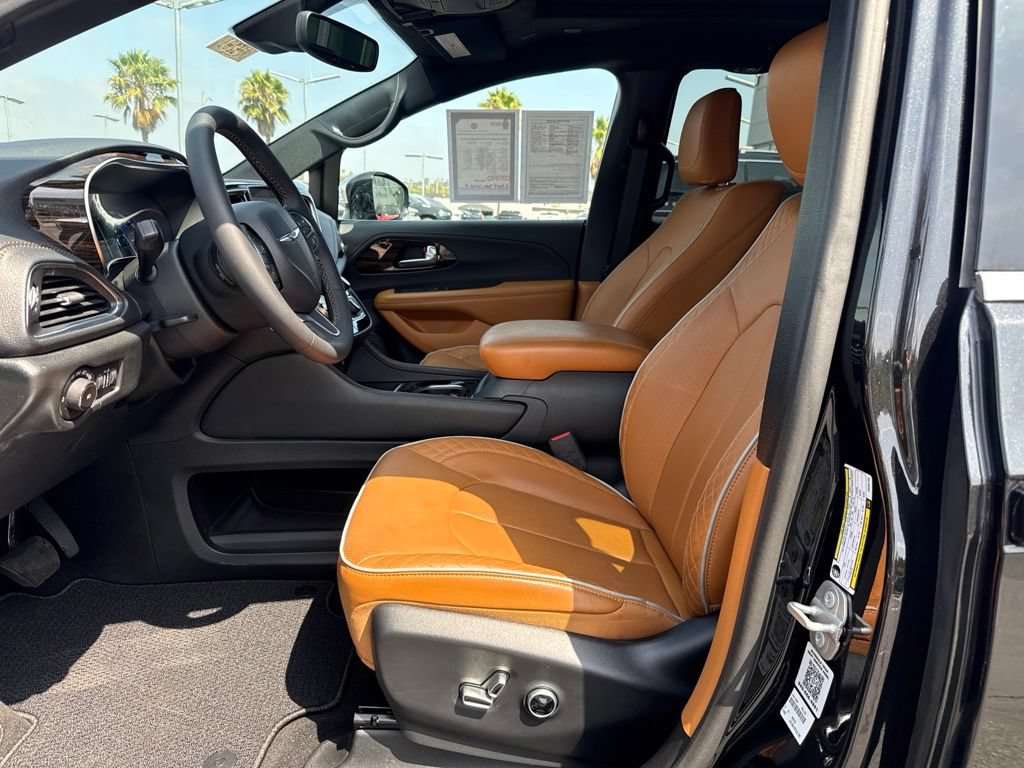 Certified 2023 Chrysler Pacifica Pinnacle FWD image 15