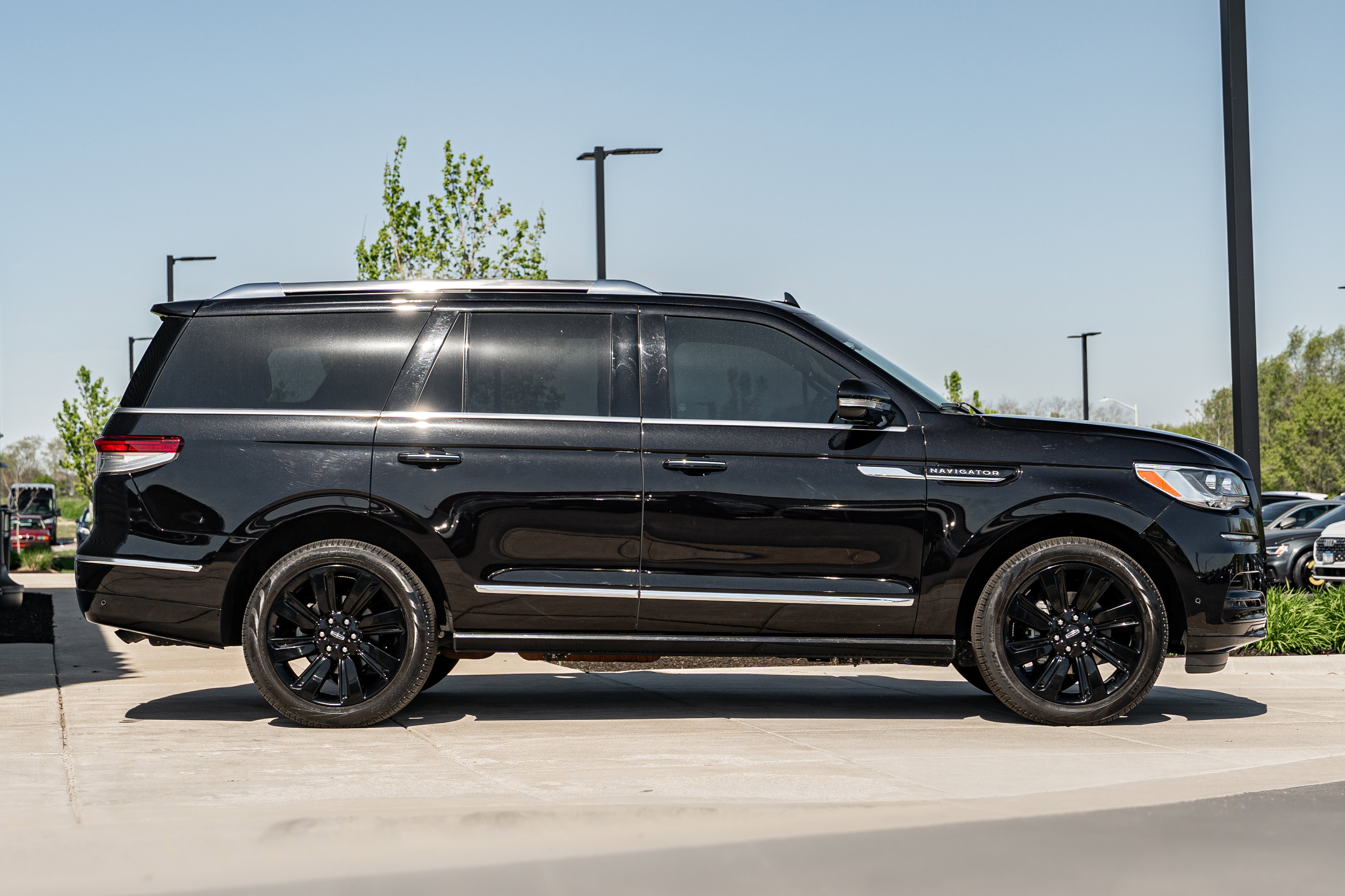 Used 2024 Lincoln Navigator Reserve w/ Monochromatic Package AWD/4WD image 3