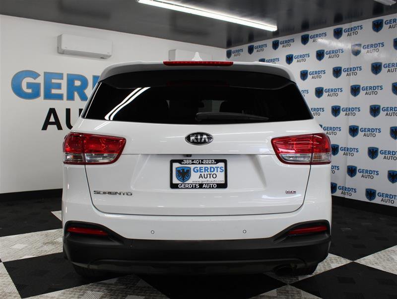 Used 2017 Kia Sorento LX w/ LX Convenience Package image 3