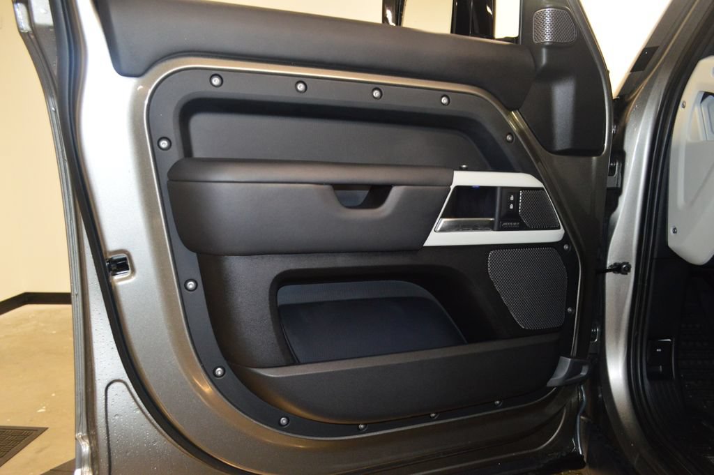 Used 2022 Land Rover Defender 110 XS Edition AWD/4WD image 17