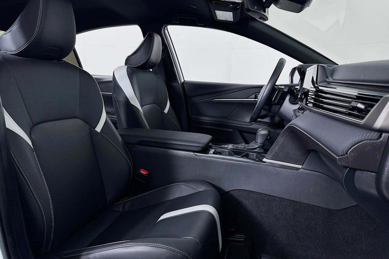 Used 2025 Toyota Camry SE w/ Convenience Package image 6