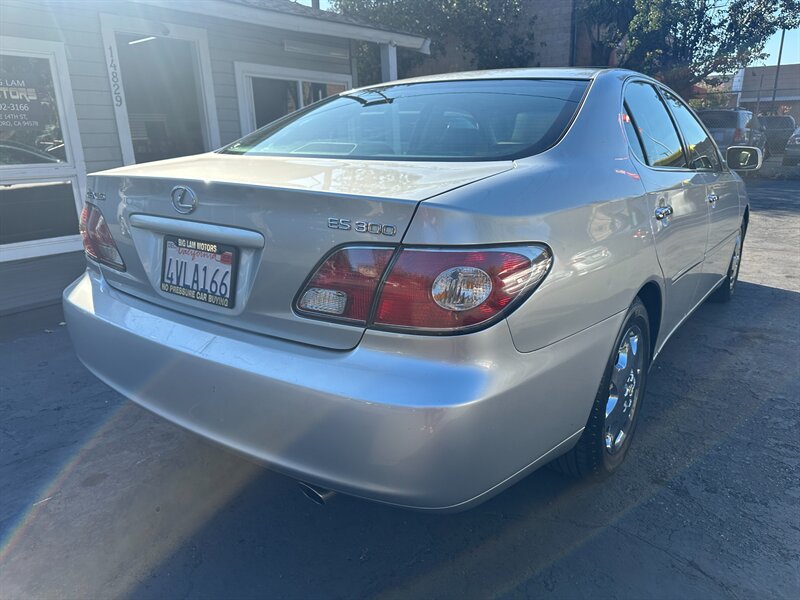 Used 2002 Lexus ES 330 w/ Premium Pkg FWD image 5