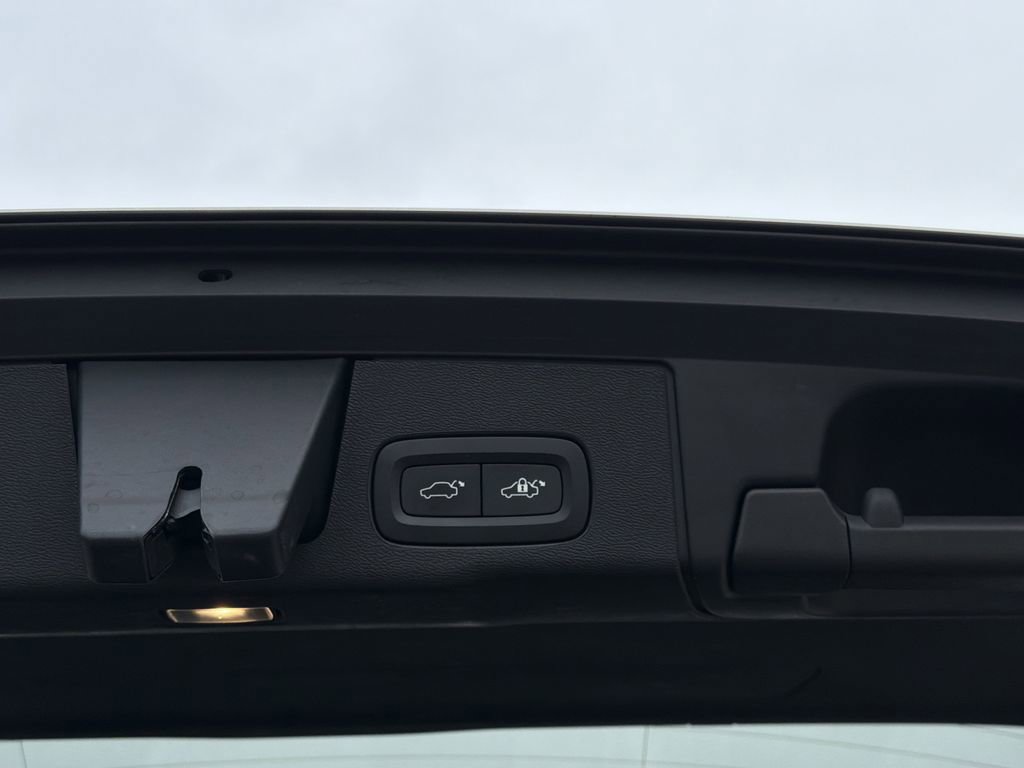 Used 2023 Volvo XC60 T8 Plus image 21
