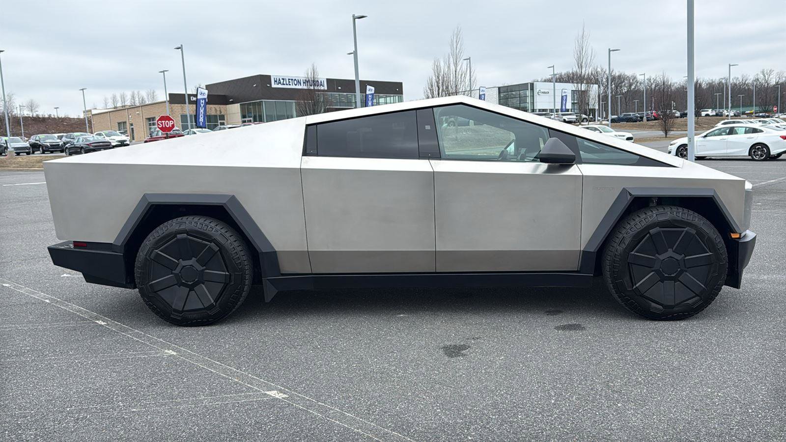 Used 2024 Tesla Cybertruck AWD Crew Cab image 4