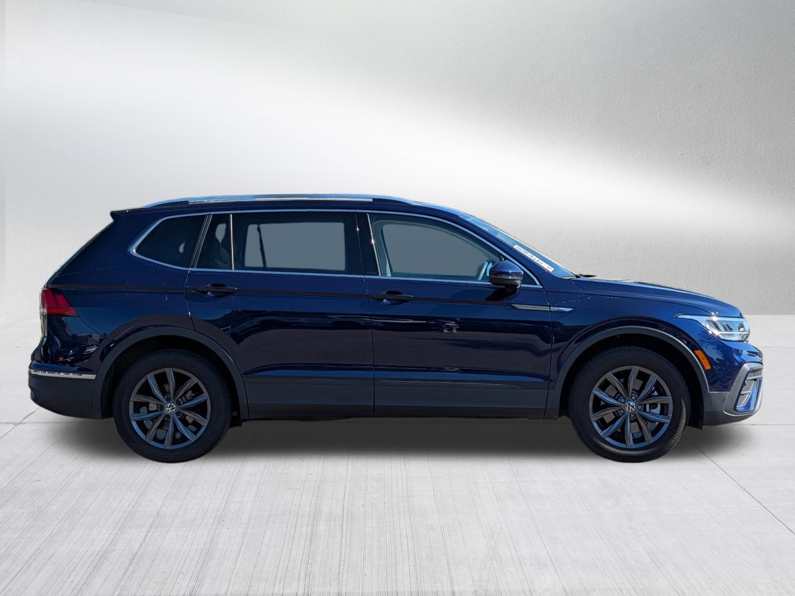 Used 2023 Volkswagen Tiguan SE w/ Panoramic Sunroof Package AWD/4WD image 8