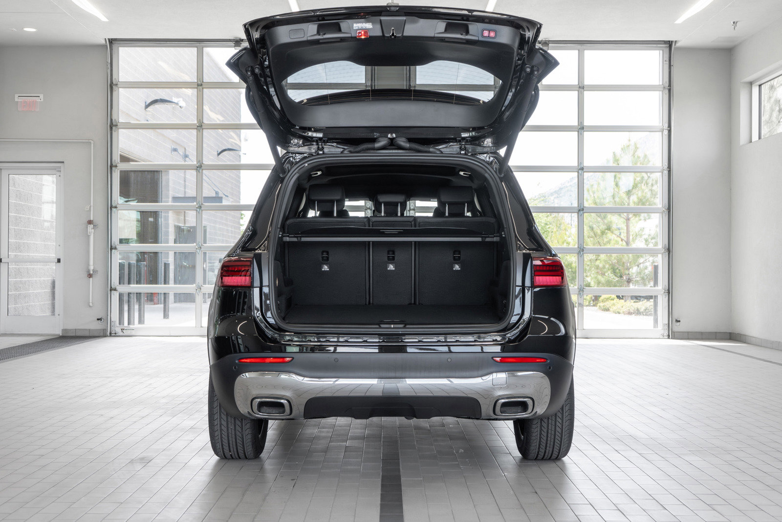 Used 2024 Mercedes-Benz GLB 250 w/ Exclusive Package image 16