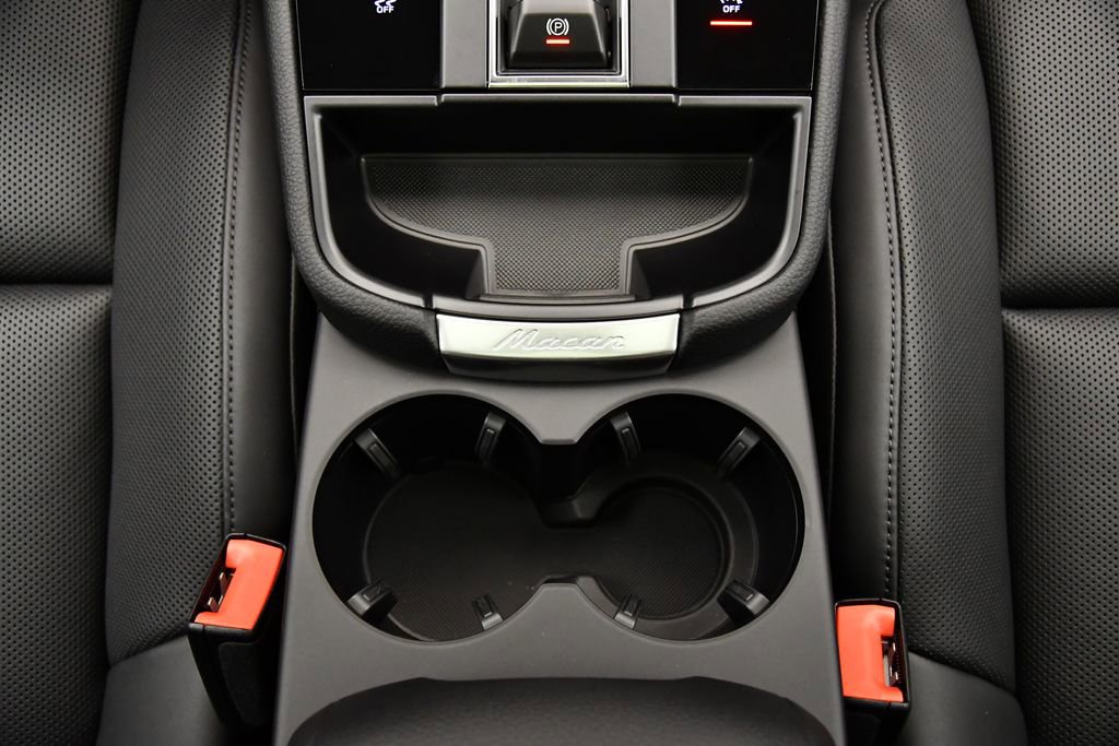 Used 2025 Porsche Macan image 30