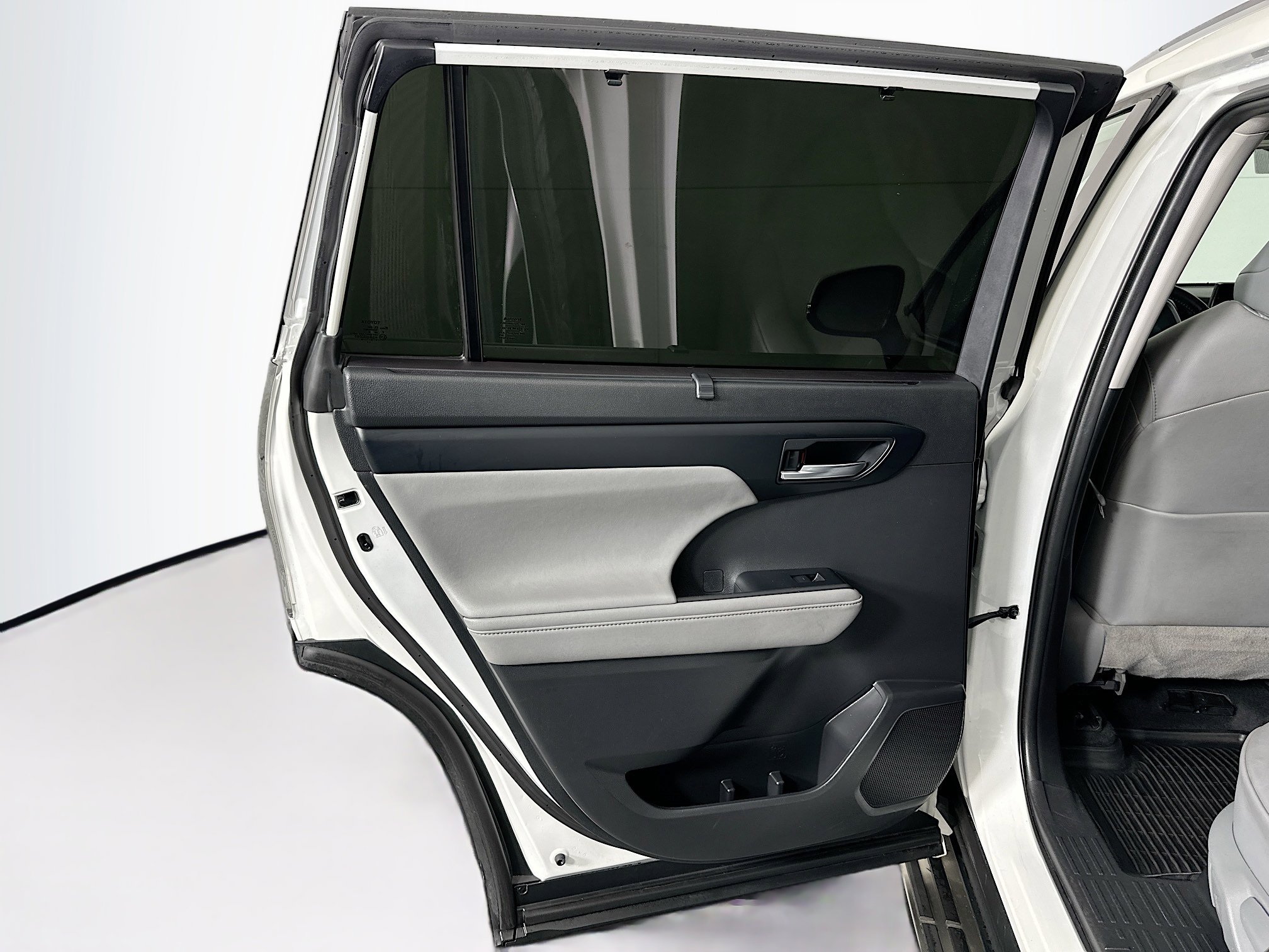 Used 2020 Toyota Highlander XLE image 28