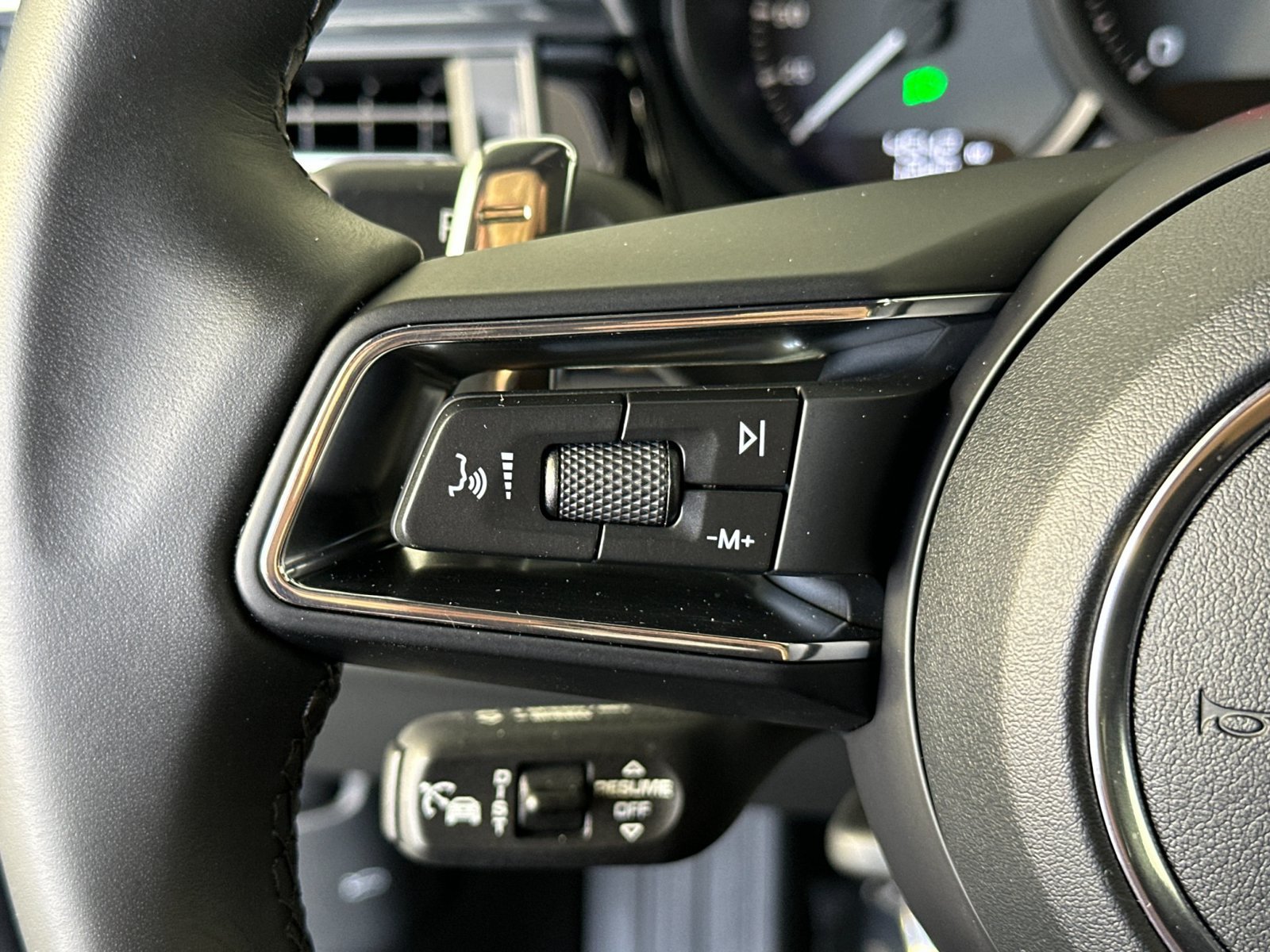 Certified 2026 Porsche Macan AWD/4WD image 27
