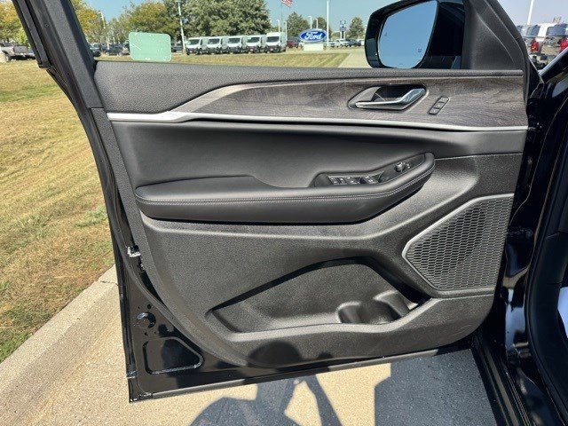 New 2025 Jeep Grand Cherokee Limited image 8