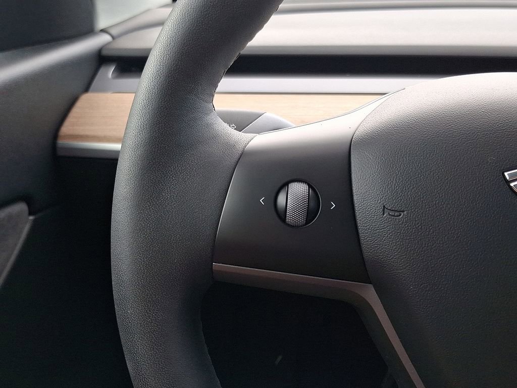 Used 2022 Tesla Model Y Long Range image 21
