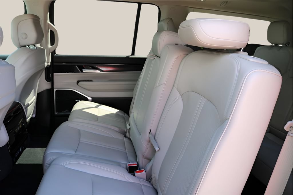 Used 2024 Jeep Wagoneer 2WD w/ Premium Group I image 18