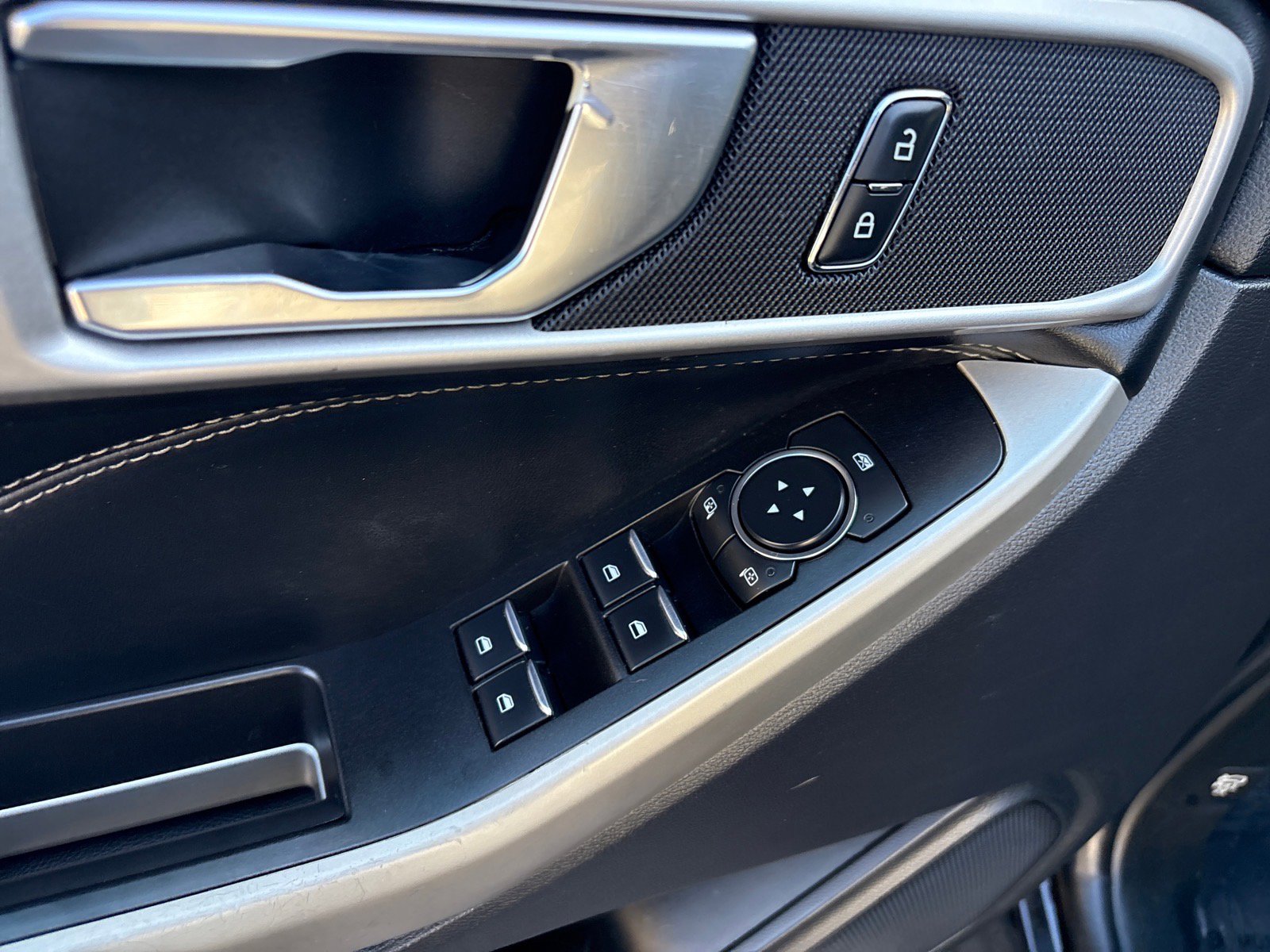 Used 2022 Ford Explorer XLT w/ Equipment Group 202A image 18