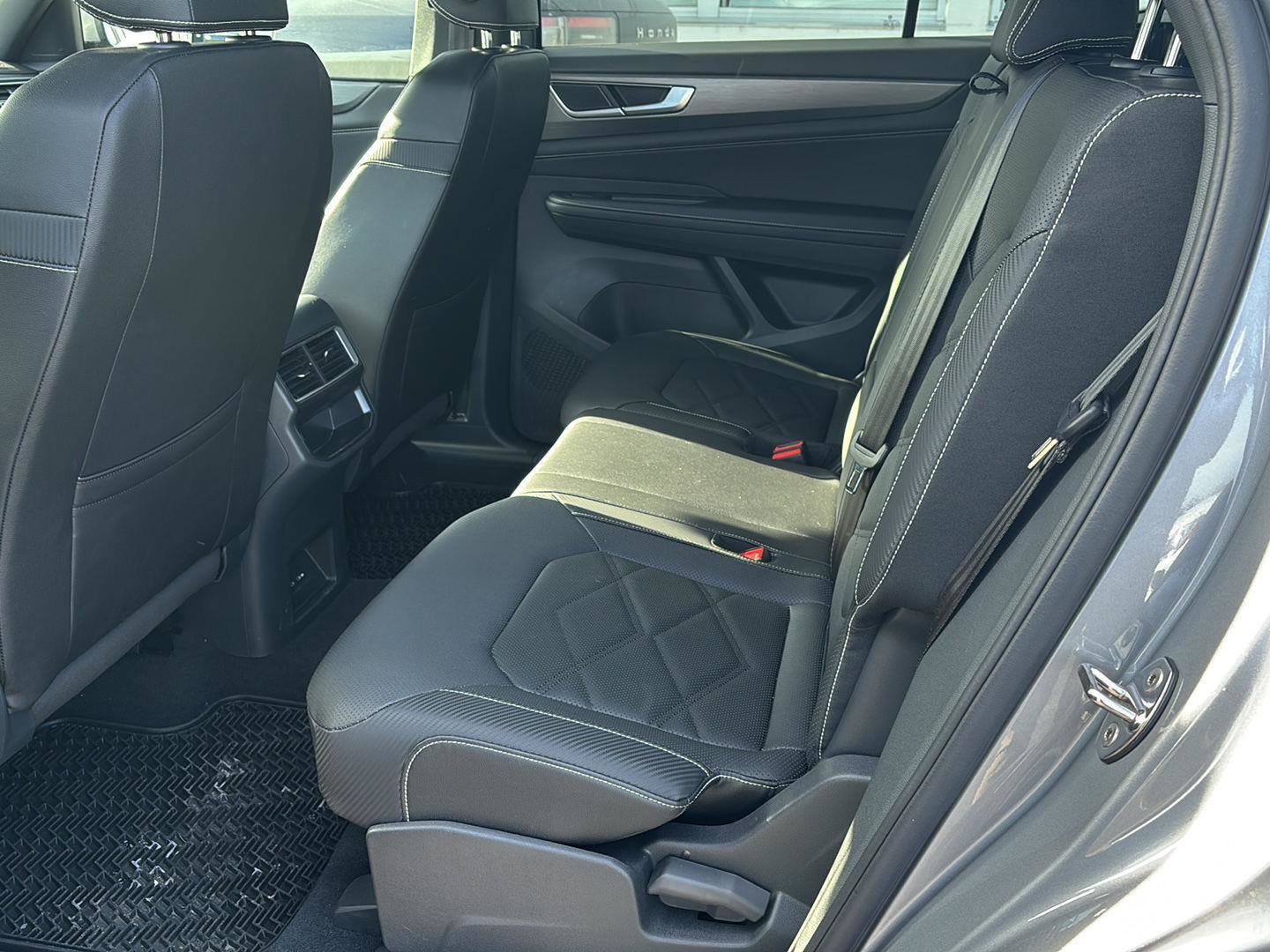 Used 2025 Volkswagen Atlas Cross Sport SE image 8