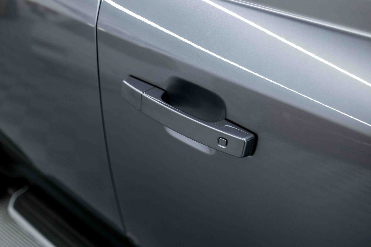 Used 2023 Land Rover Defender 130 SE image 21