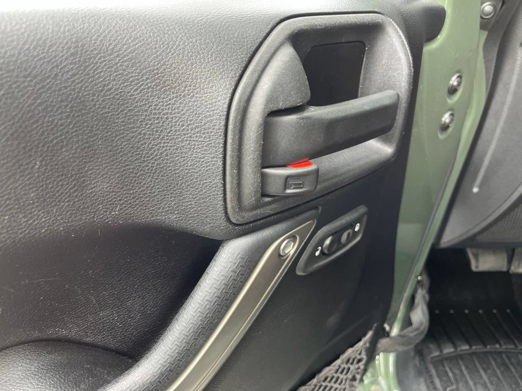 Used 2014 Jeep Wrangler Unlimited Rubicon w/ Connectivity Group AWD/4WD image 3