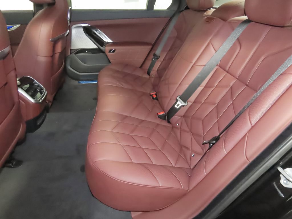 New 2025 BMW 750e xDrive image 32