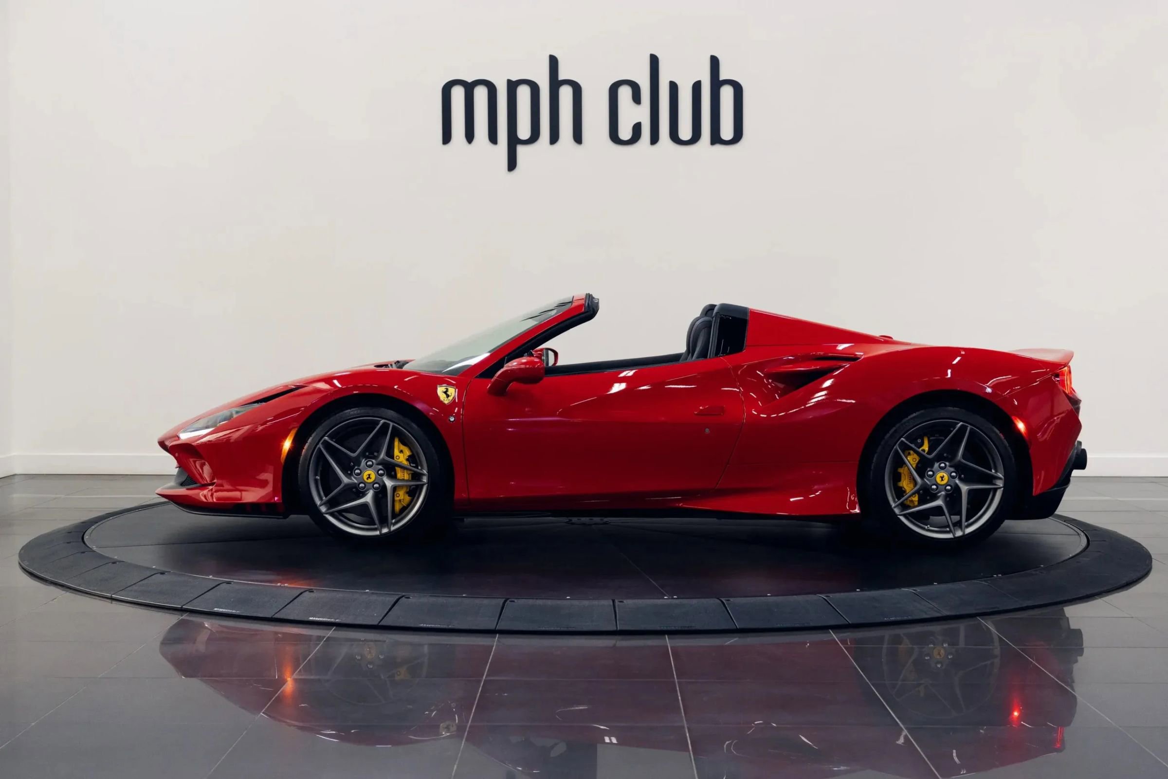 Used 2021 Ferrari F8 Spider image 2