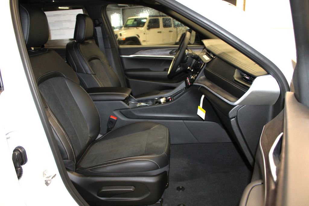 New 2026 Jeep Grand Cherokee Altitude image 30