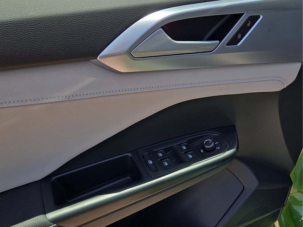 New 2026 Volkswagen Taos SE FWD image 16