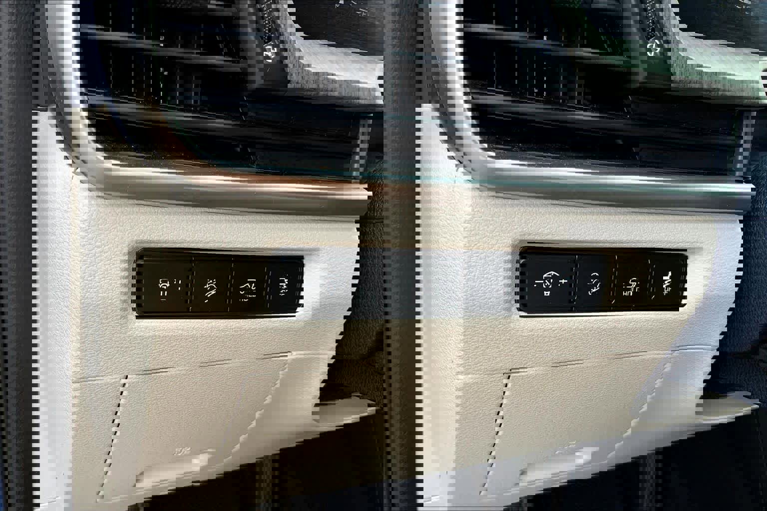 Used 2023 Kia Telluride EX w/ EX Captain's Chair Package image 32