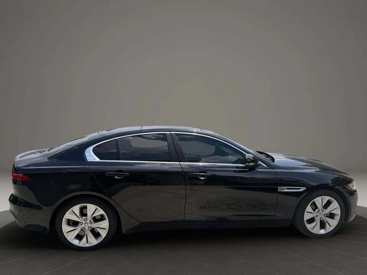 Used 2020 Jaguar XE S RWD image 6