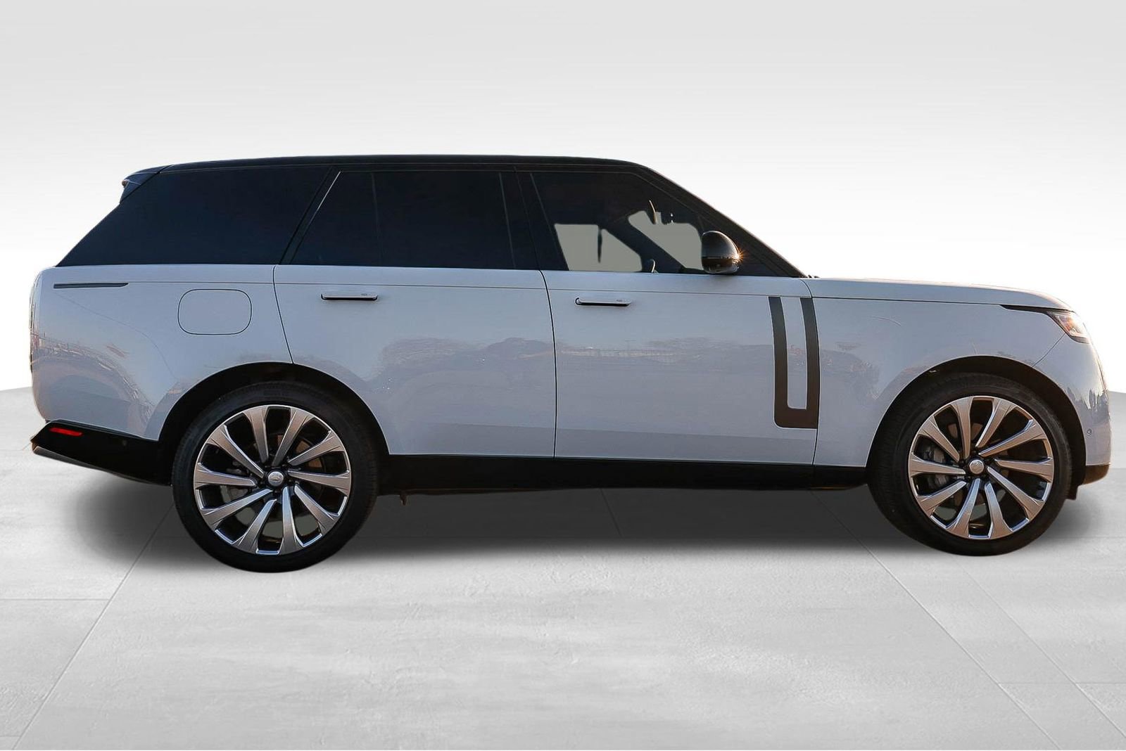 Certified 2025 Land Rover Range Rover SE image 4