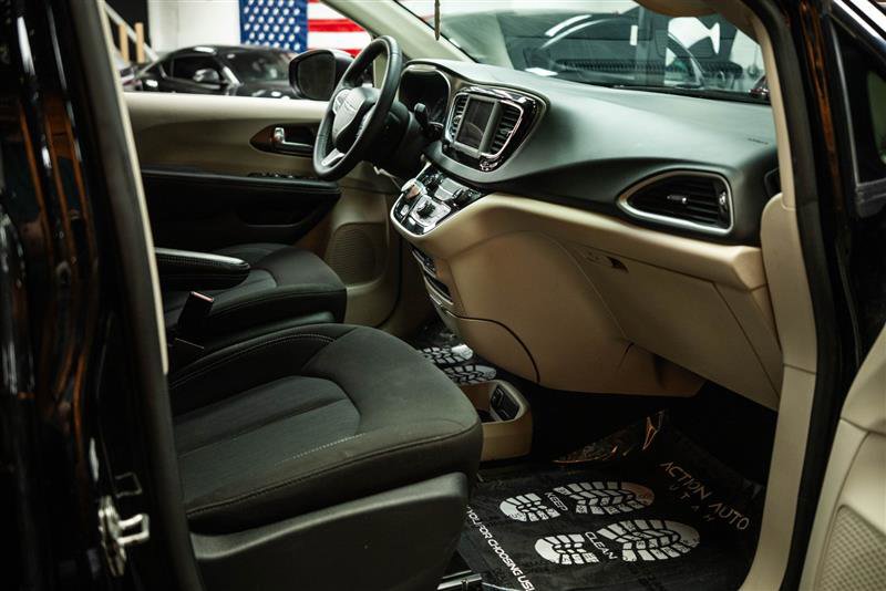 Used 2024 Chrysler Voyager LX image 13