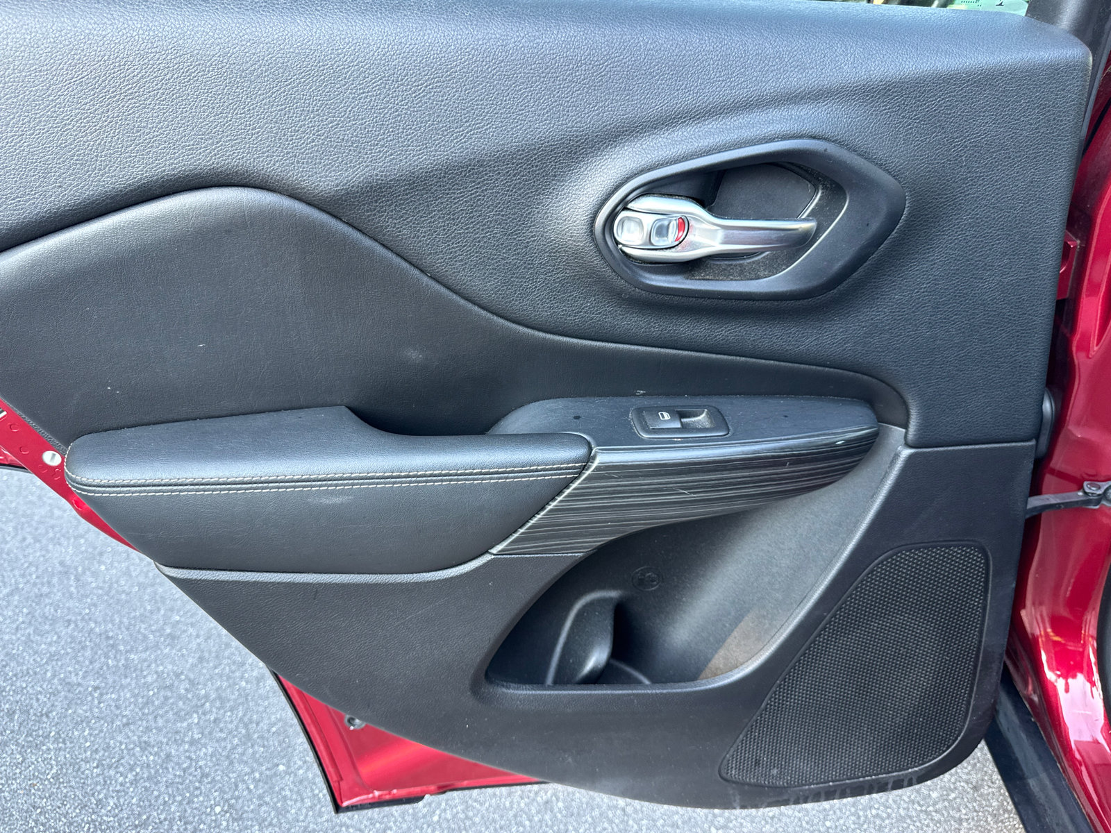 Used 2016 Jeep Cherokee Limited FWD image 23