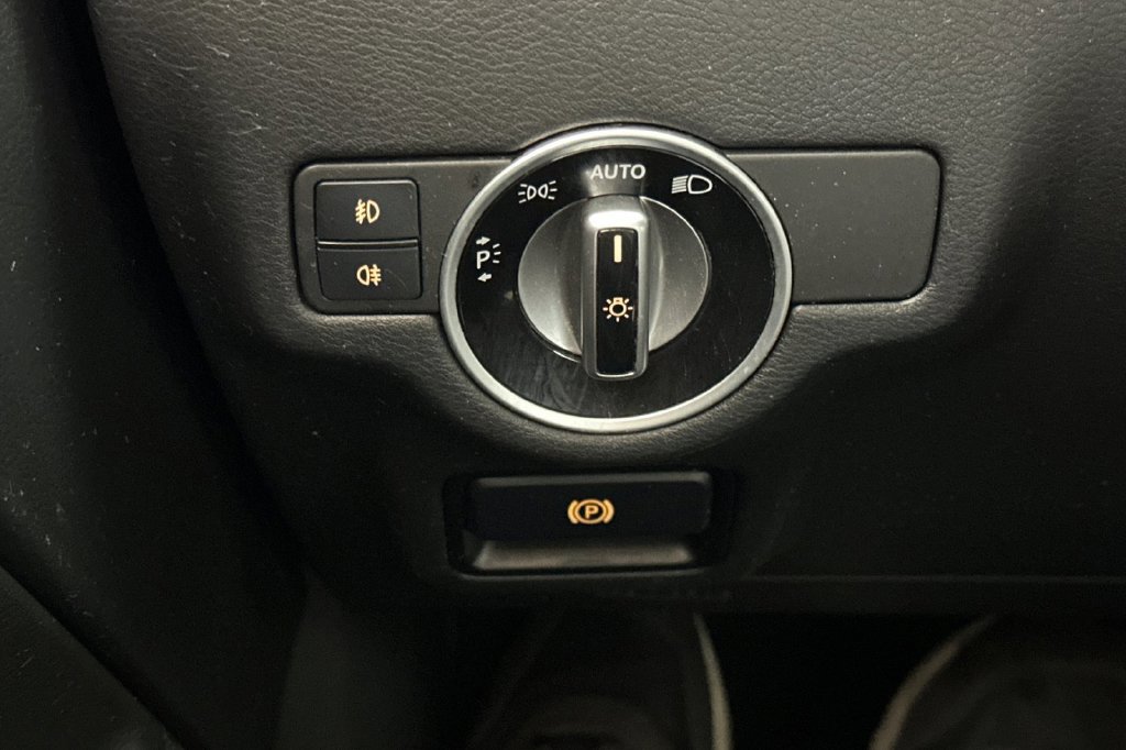 Used 2017 INFINITI QX30 Sport FWD image 32