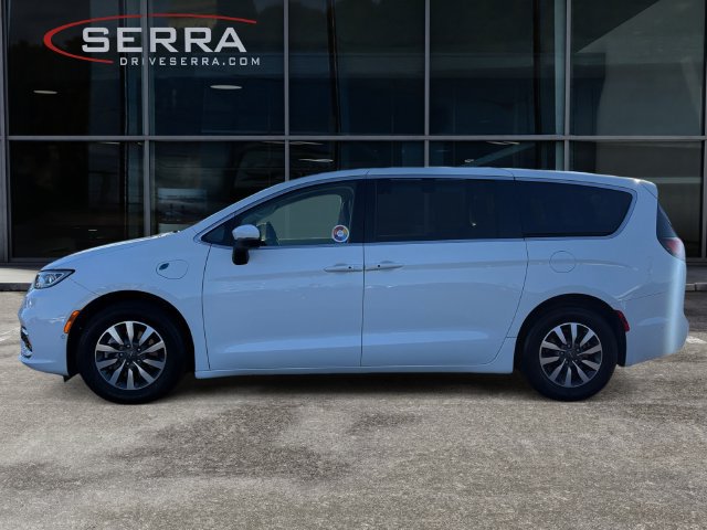 Used 2023 Chrysler Pacifica Touring-L FWD image 2